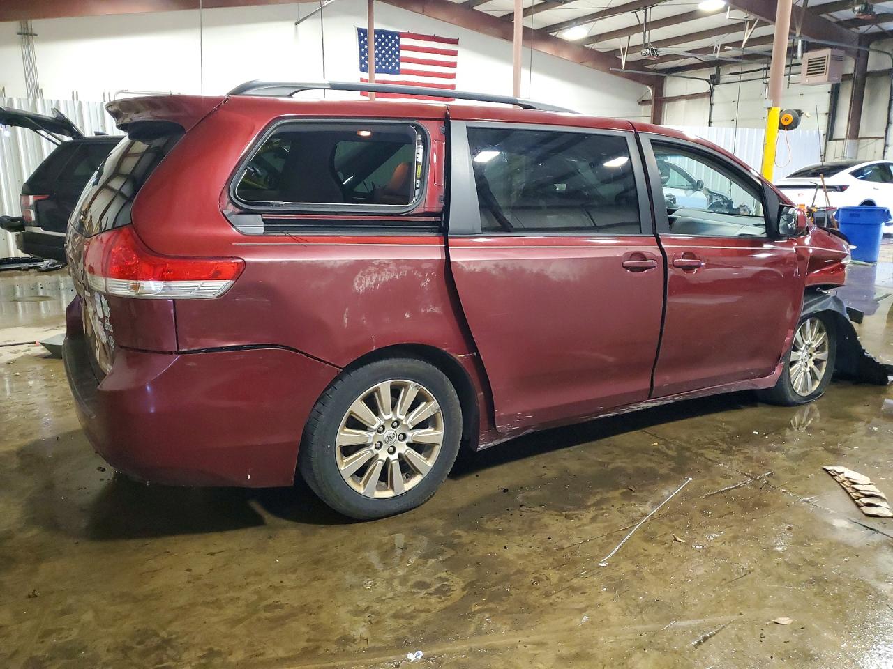 2011 TOYOTA SIENNA