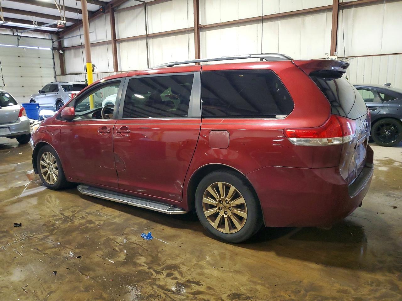 2011 TOYOTA SIENNA