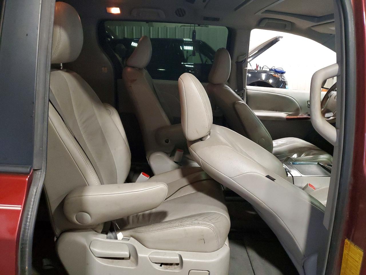 2011 TOYOTA SIENNA