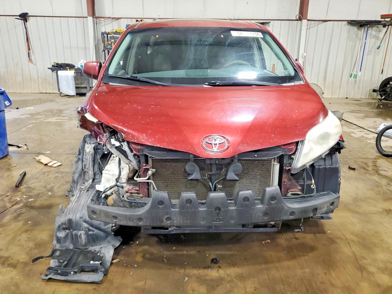 2011 TOYOTA SIENNA