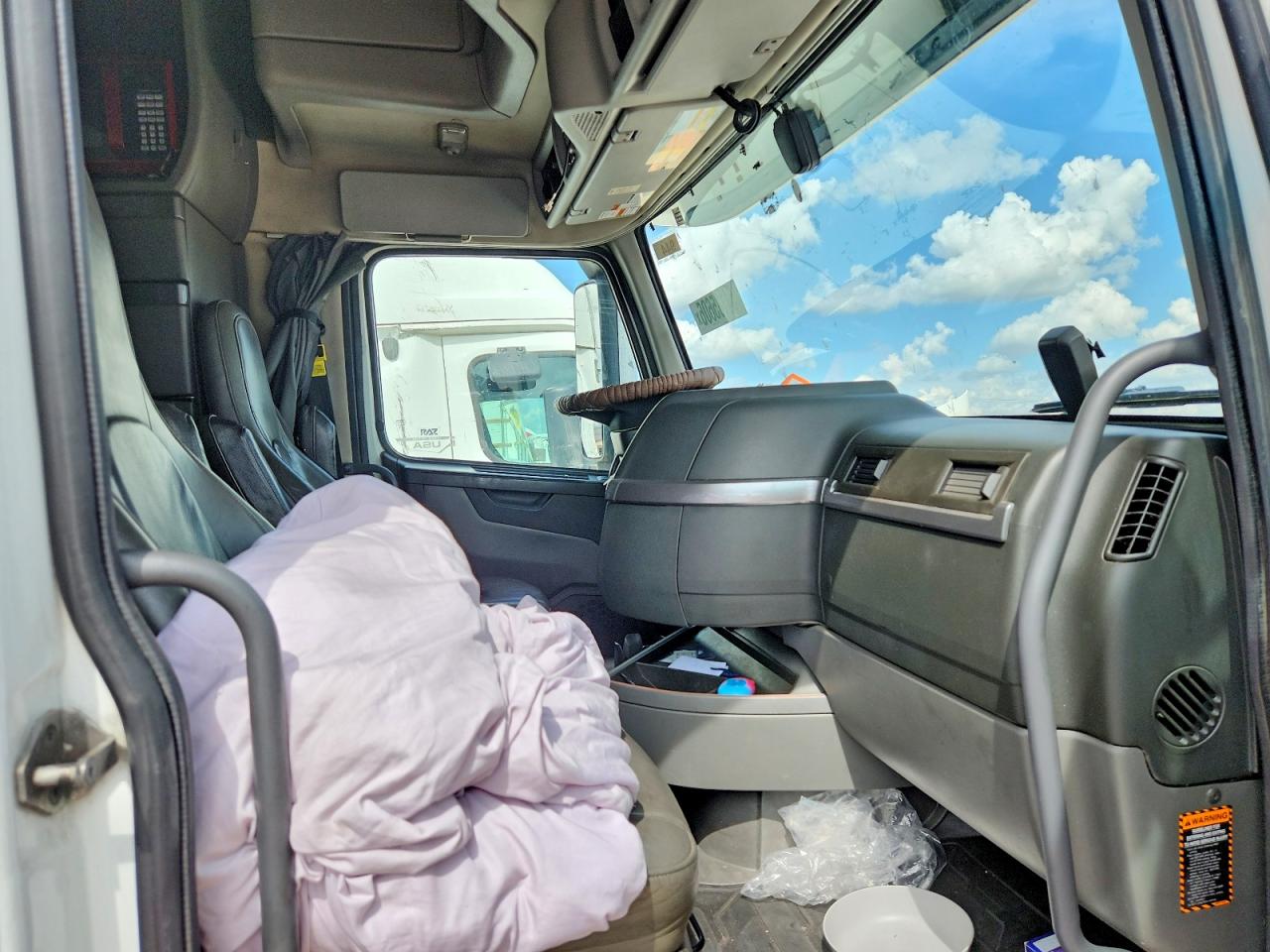2020 VOLVO VN