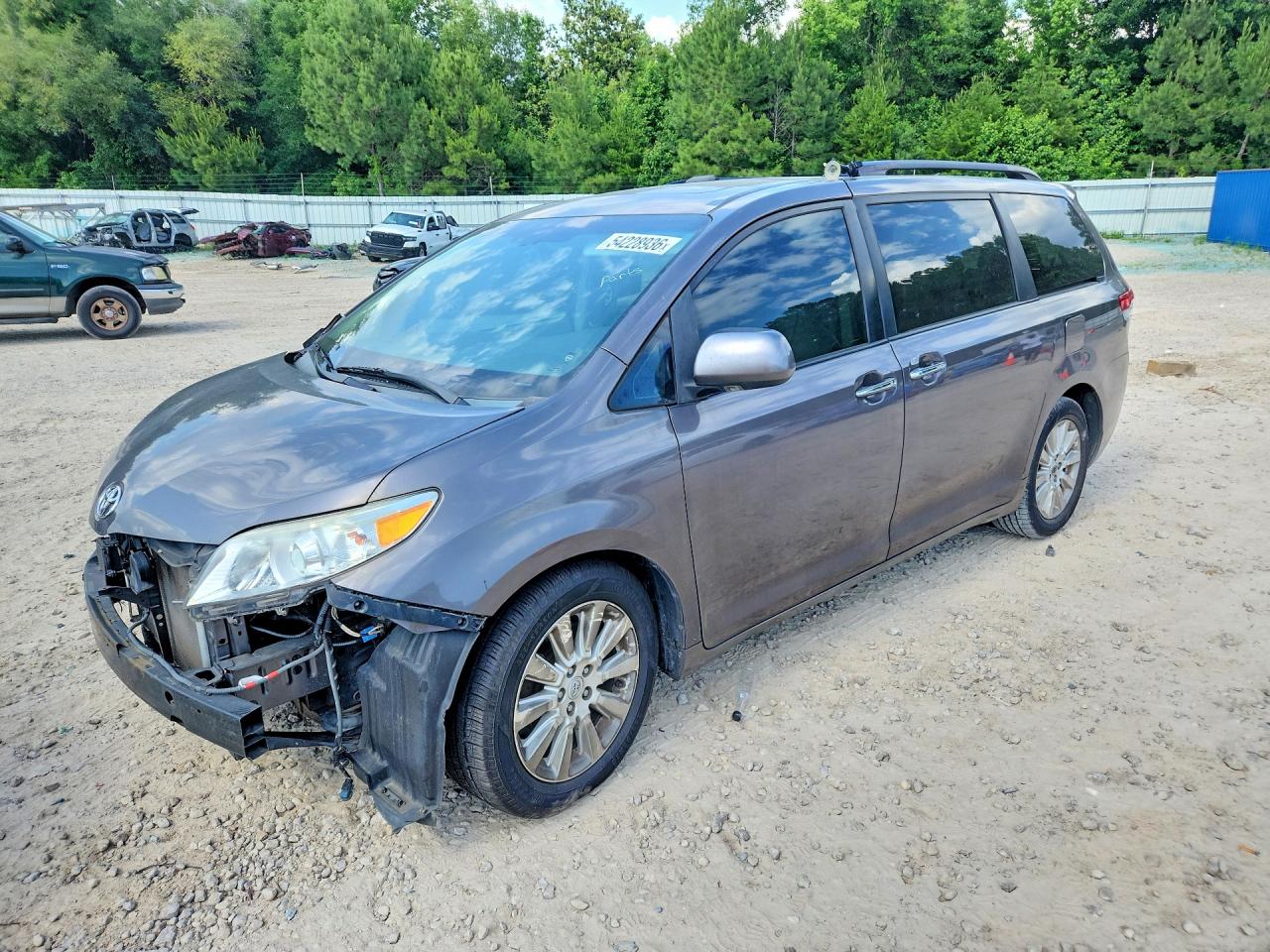 2011 TOYOTA SIENNA