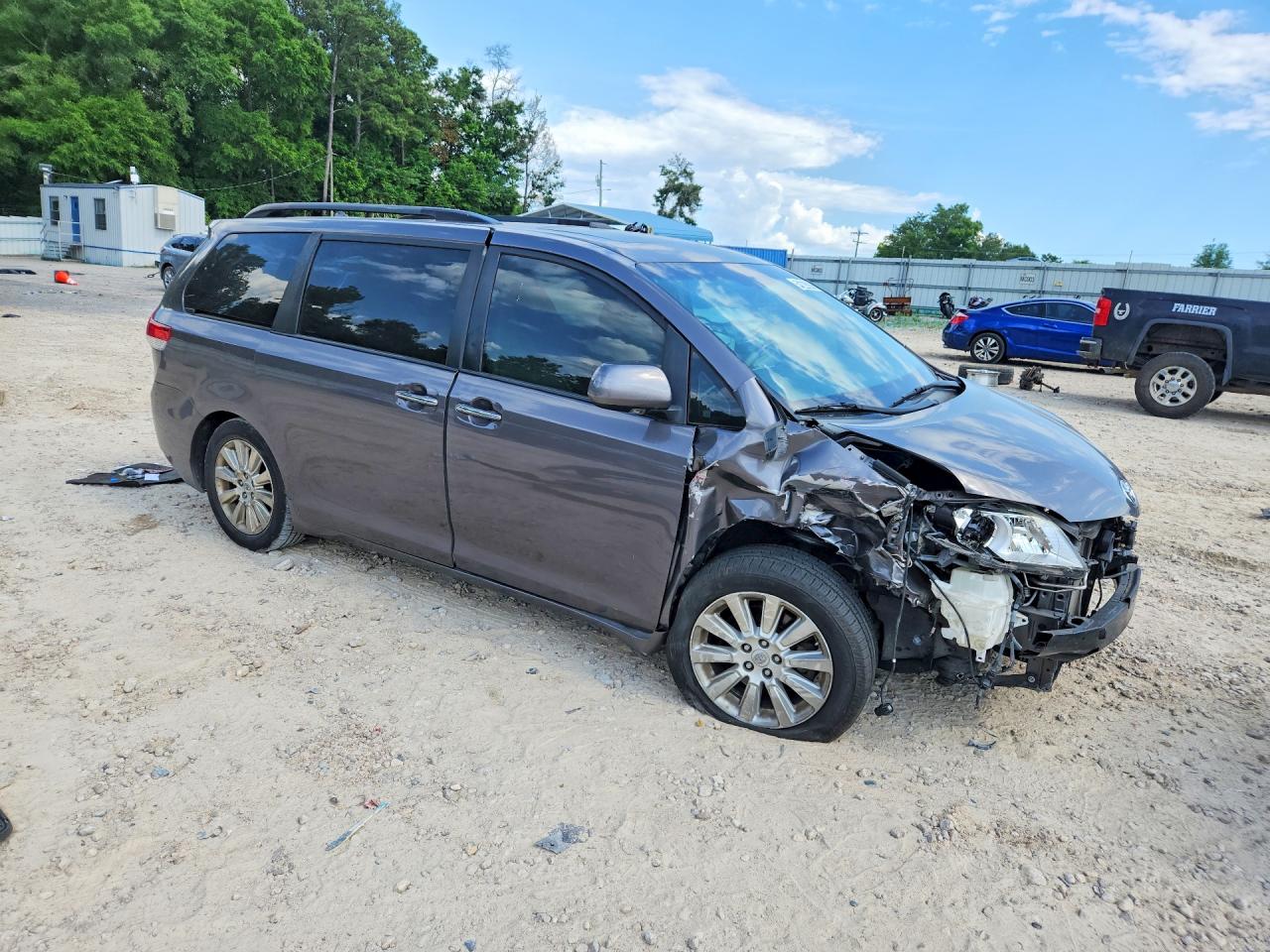 2011 TOYOTA SIENNA