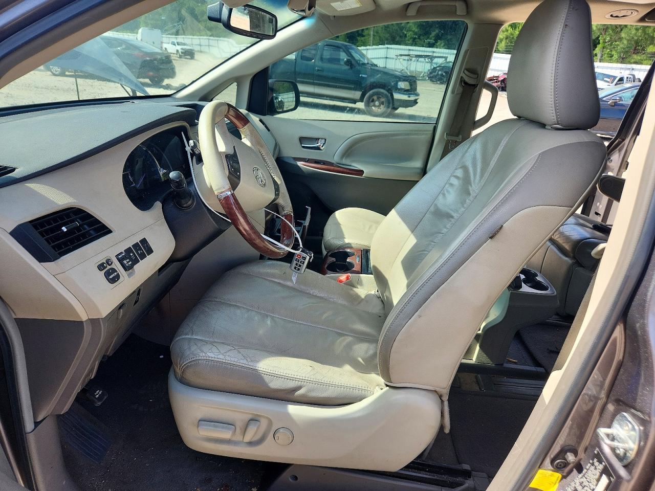2011 TOYOTA SIENNA