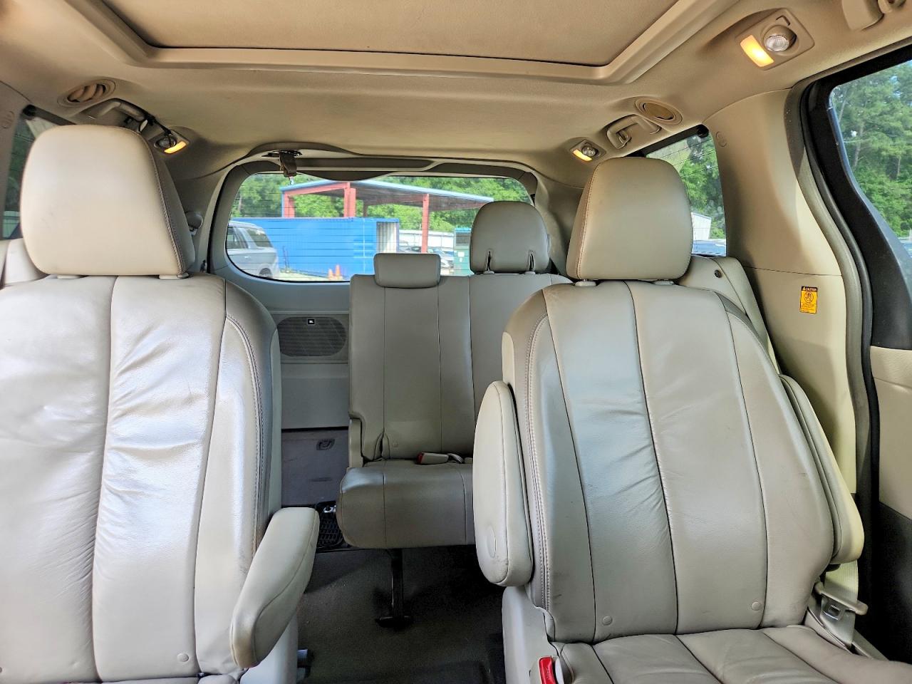 2011 TOYOTA SIENNA