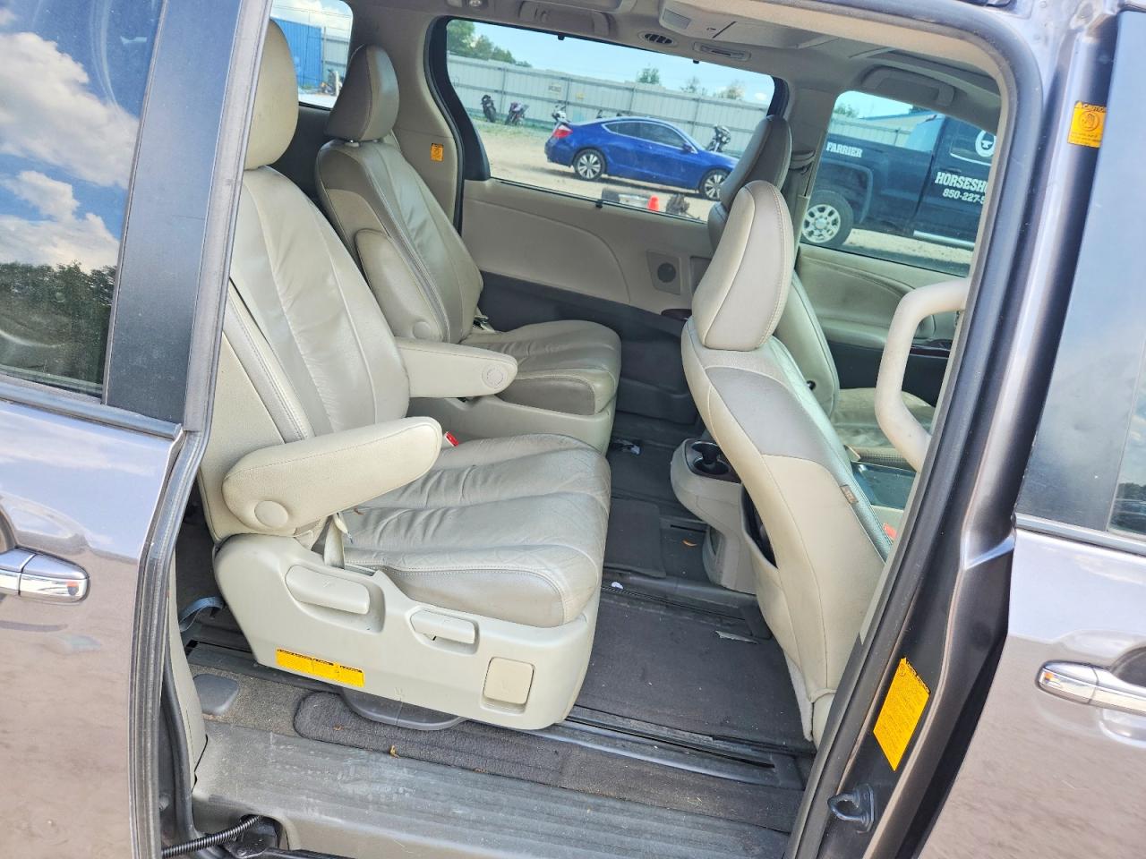 2011 TOYOTA SIENNA