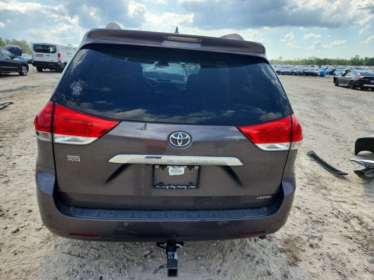 2011 TOYOTA SIENNA