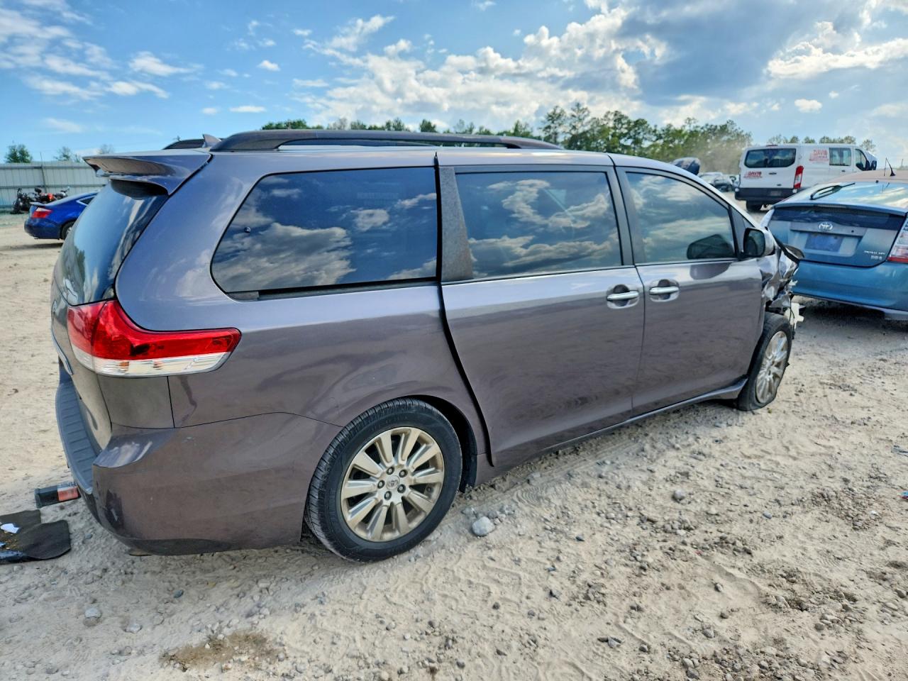 2011 TOYOTA SIENNA