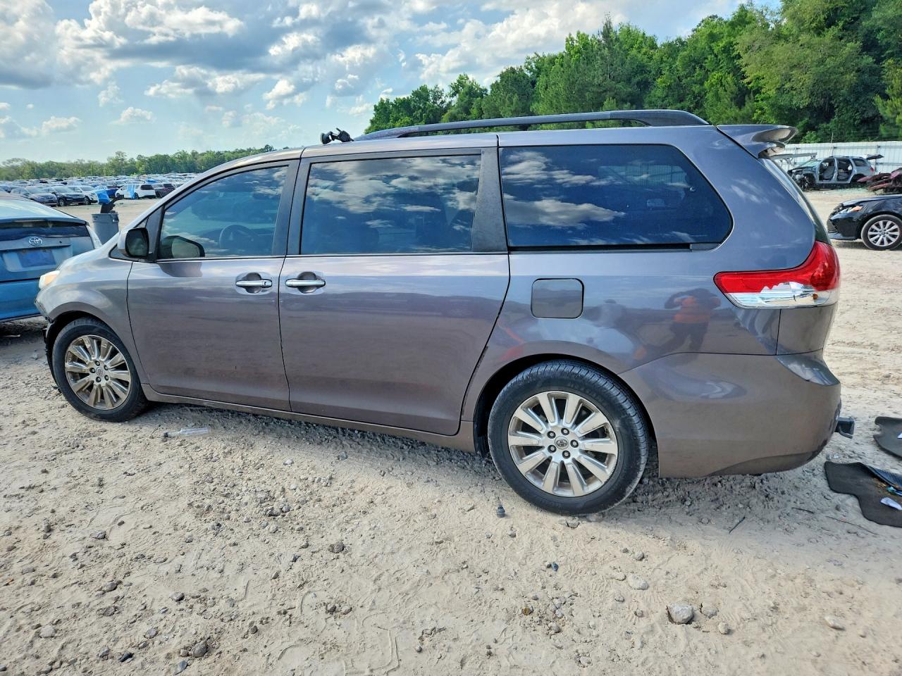 2011 TOYOTA SIENNA