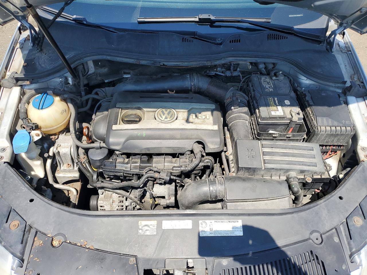 2010 VOLKSWAGEN PASSAT
