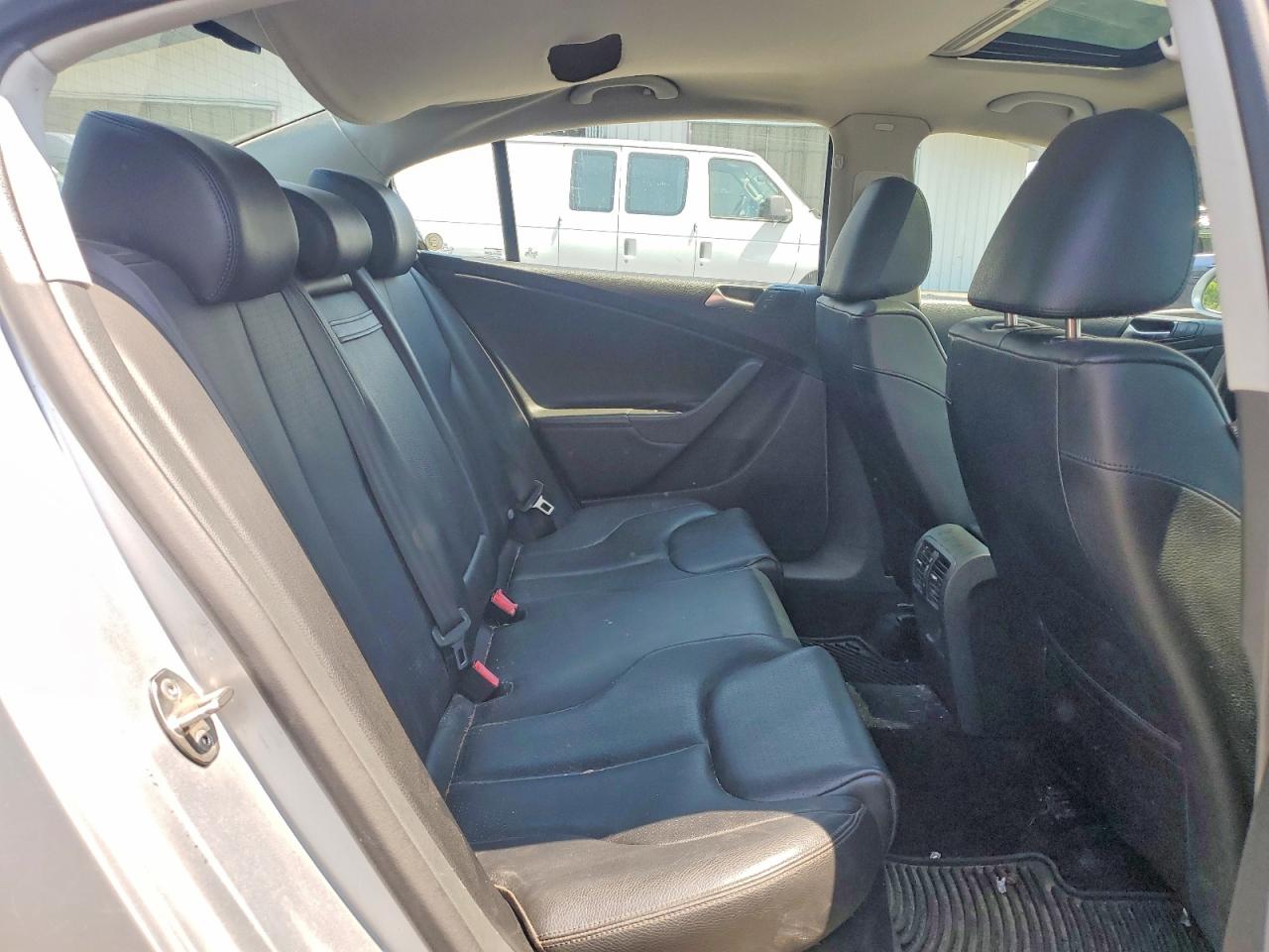 2010 VOLKSWAGEN PASSAT