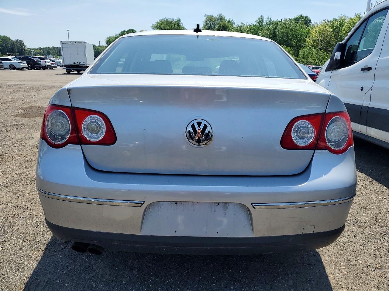 2010 VOLKSWAGEN PASSAT