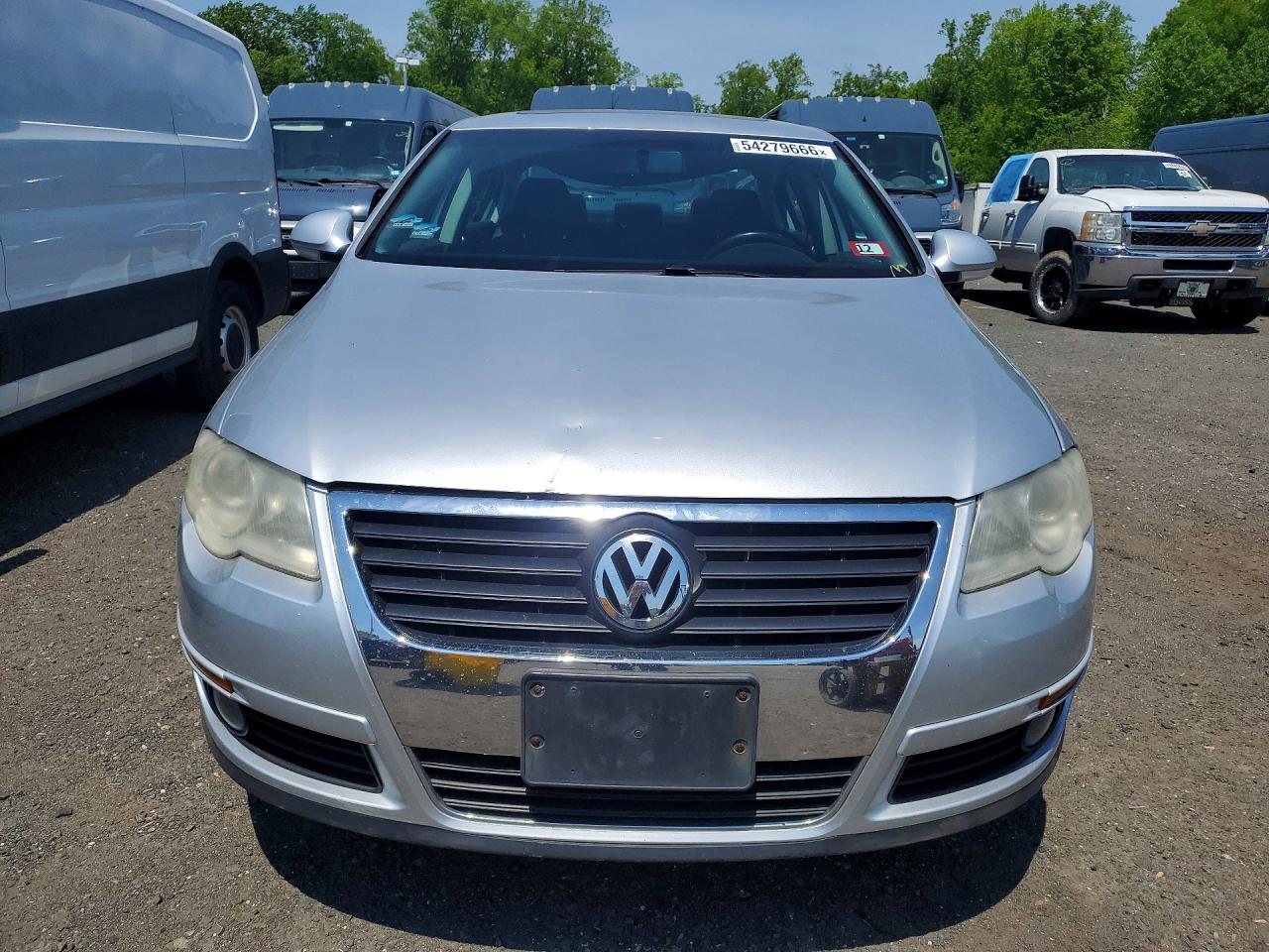 2010 VOLKSWAGEN PASSAT