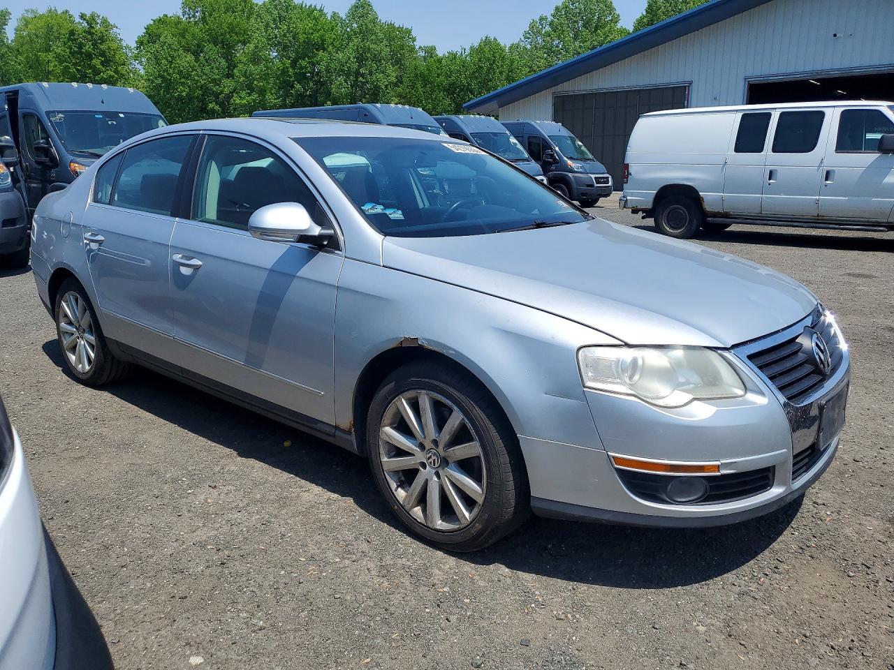 2010 VOLKSWAGEN PASSAT