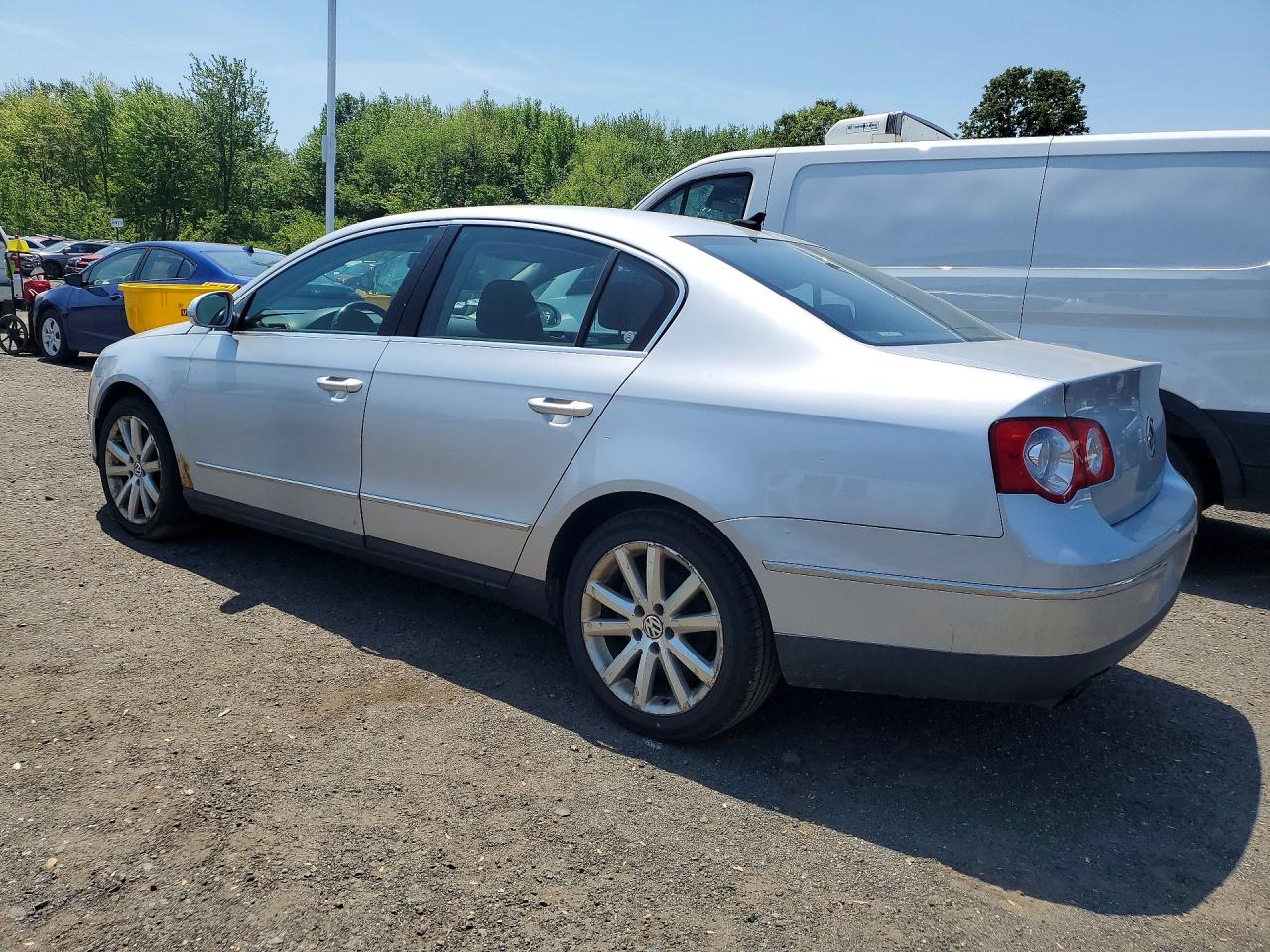 2010 VOLKSWAGEN PASSAT