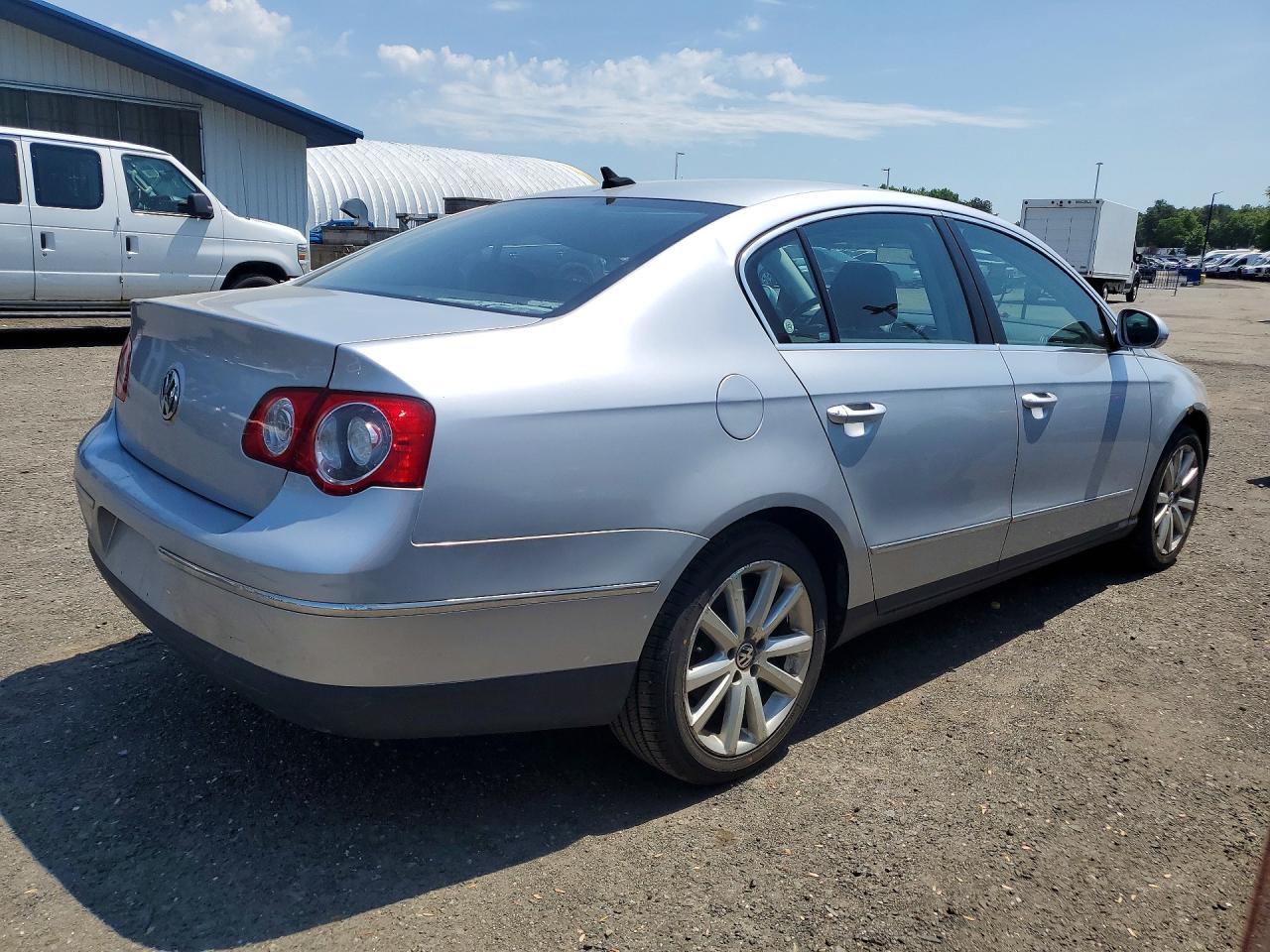 2010 VOLKSWAGEN PASSAT
