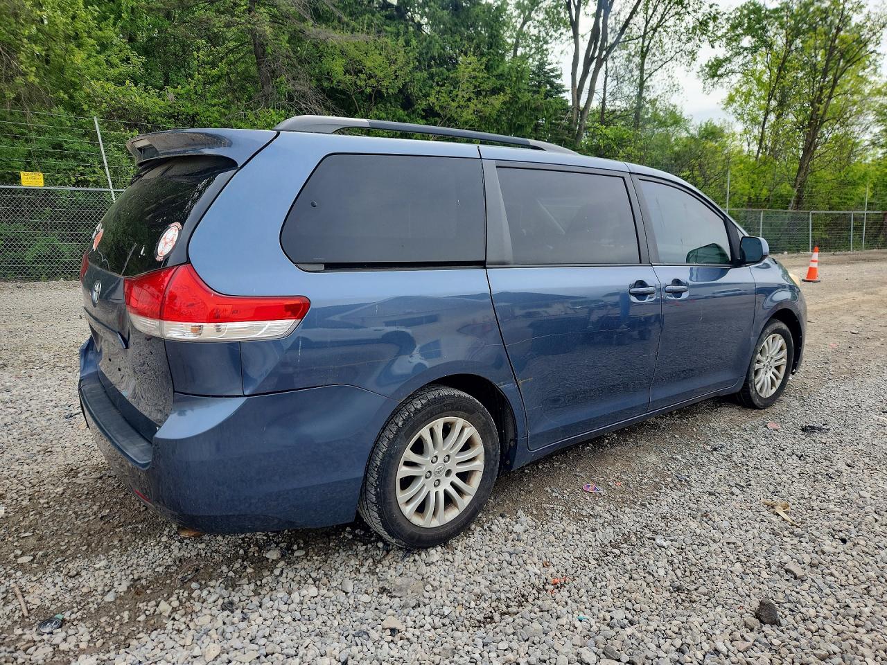 2014 TOYOTA SIENNA