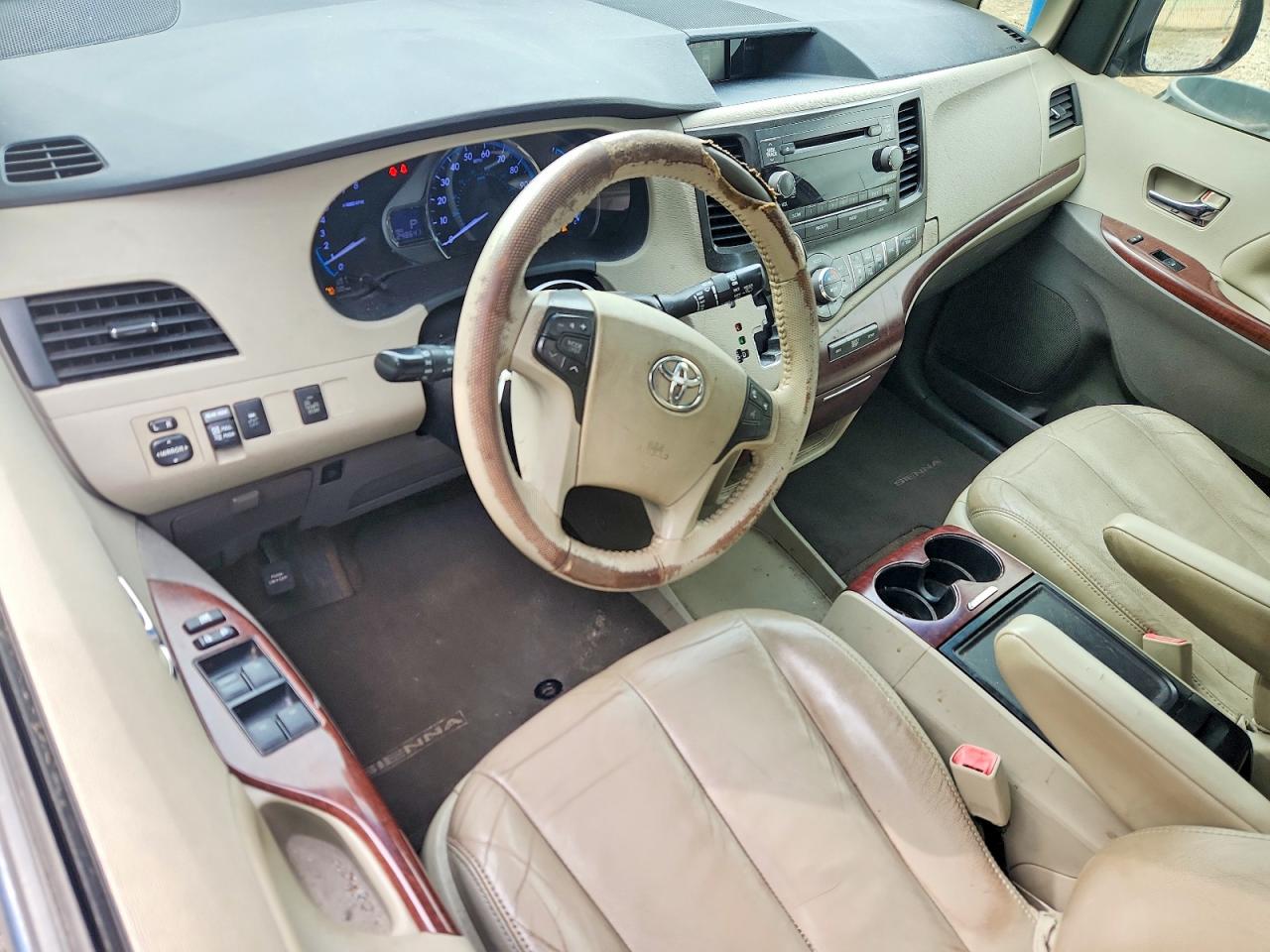 2014 TOYOTA SIENNA