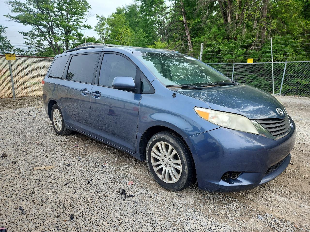 2014 TOYOTA SIENNA