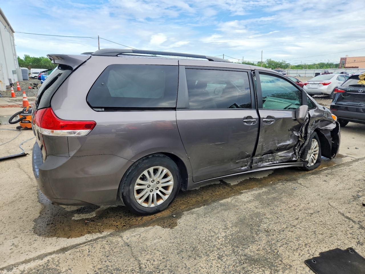 2014 TOYOTA SIENNA