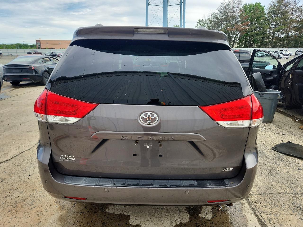 2014 TOYOTA SIENNA