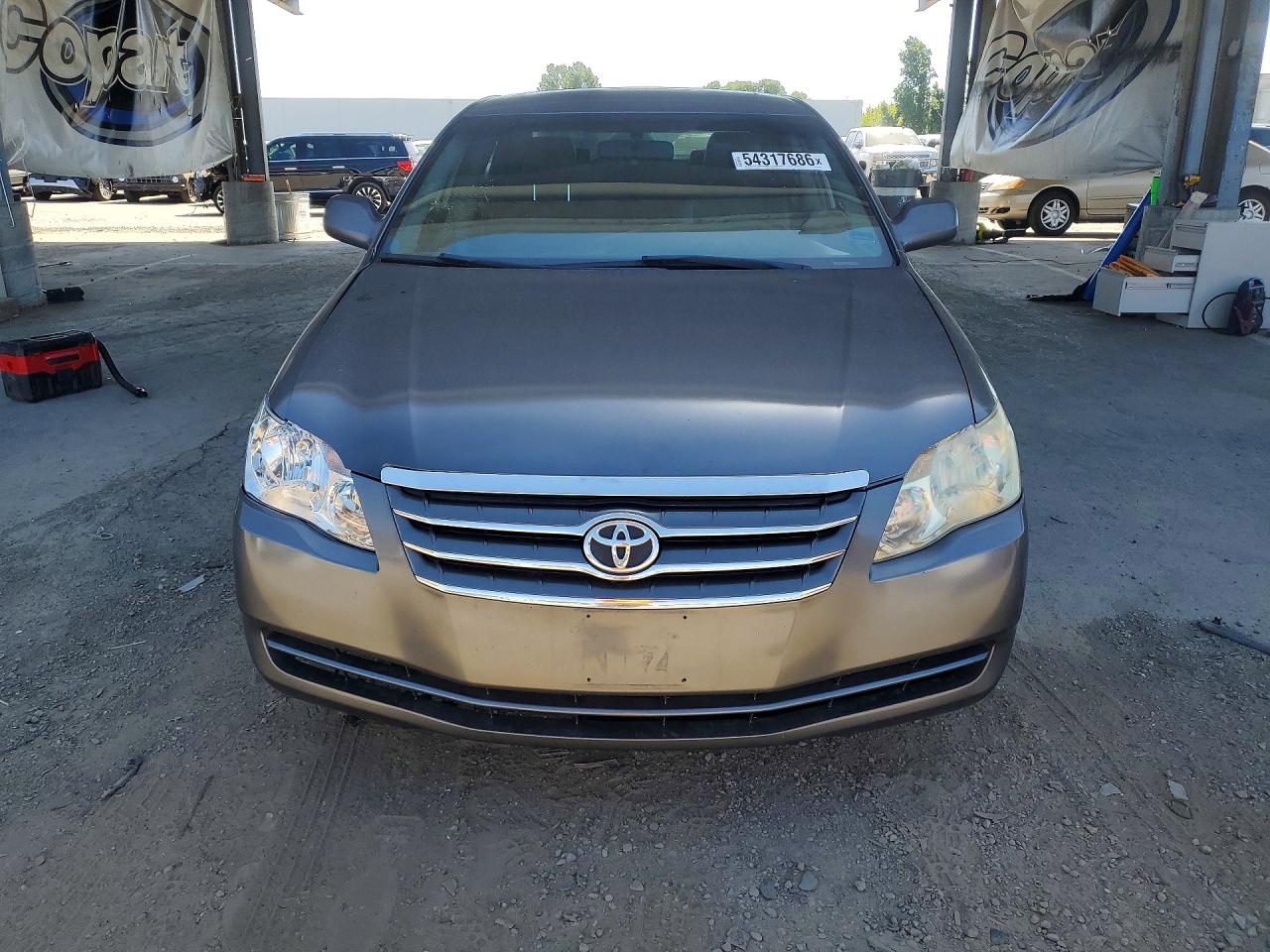 2005 TOYOTA AVALON
