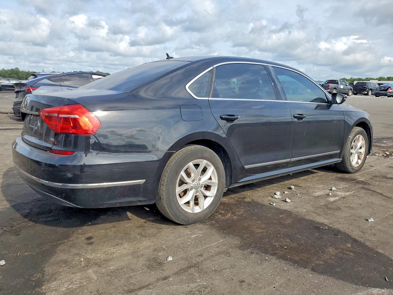 2016 VOLKSWAGEN PASSAT