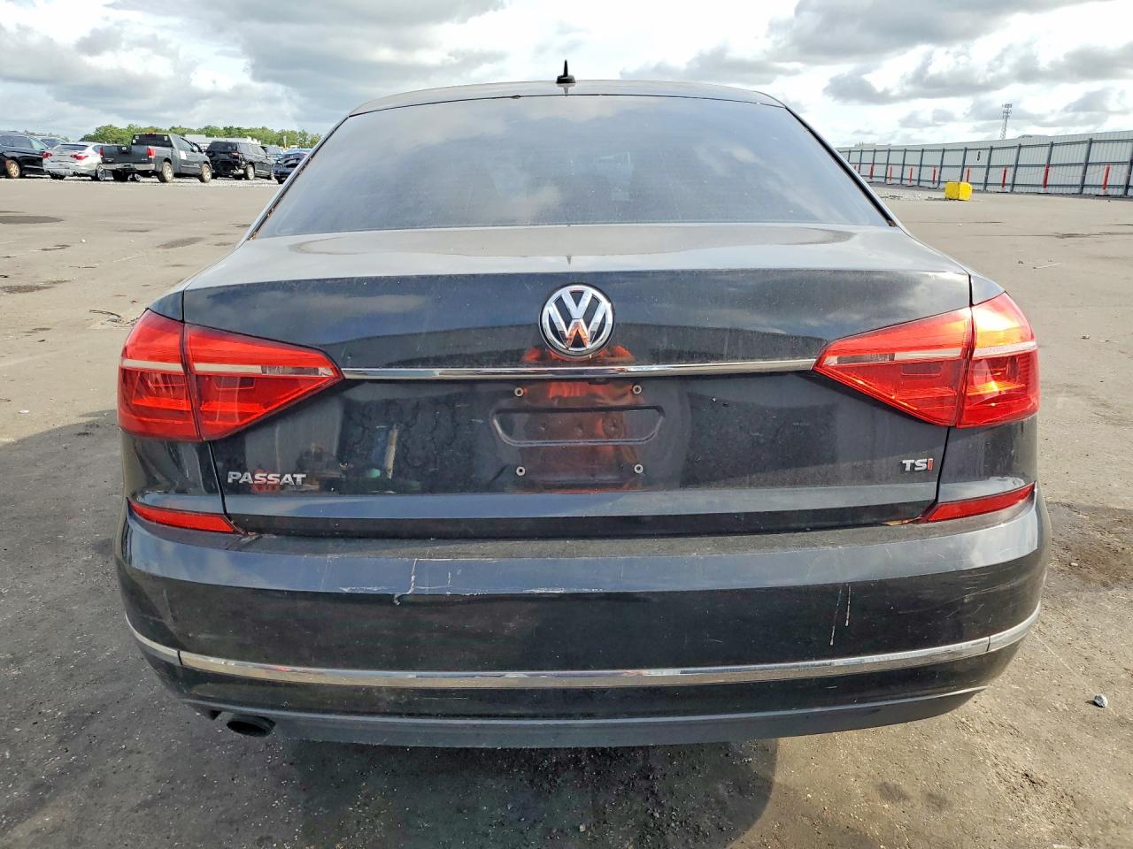 2016 VOLKSWAGEN PASSAT
