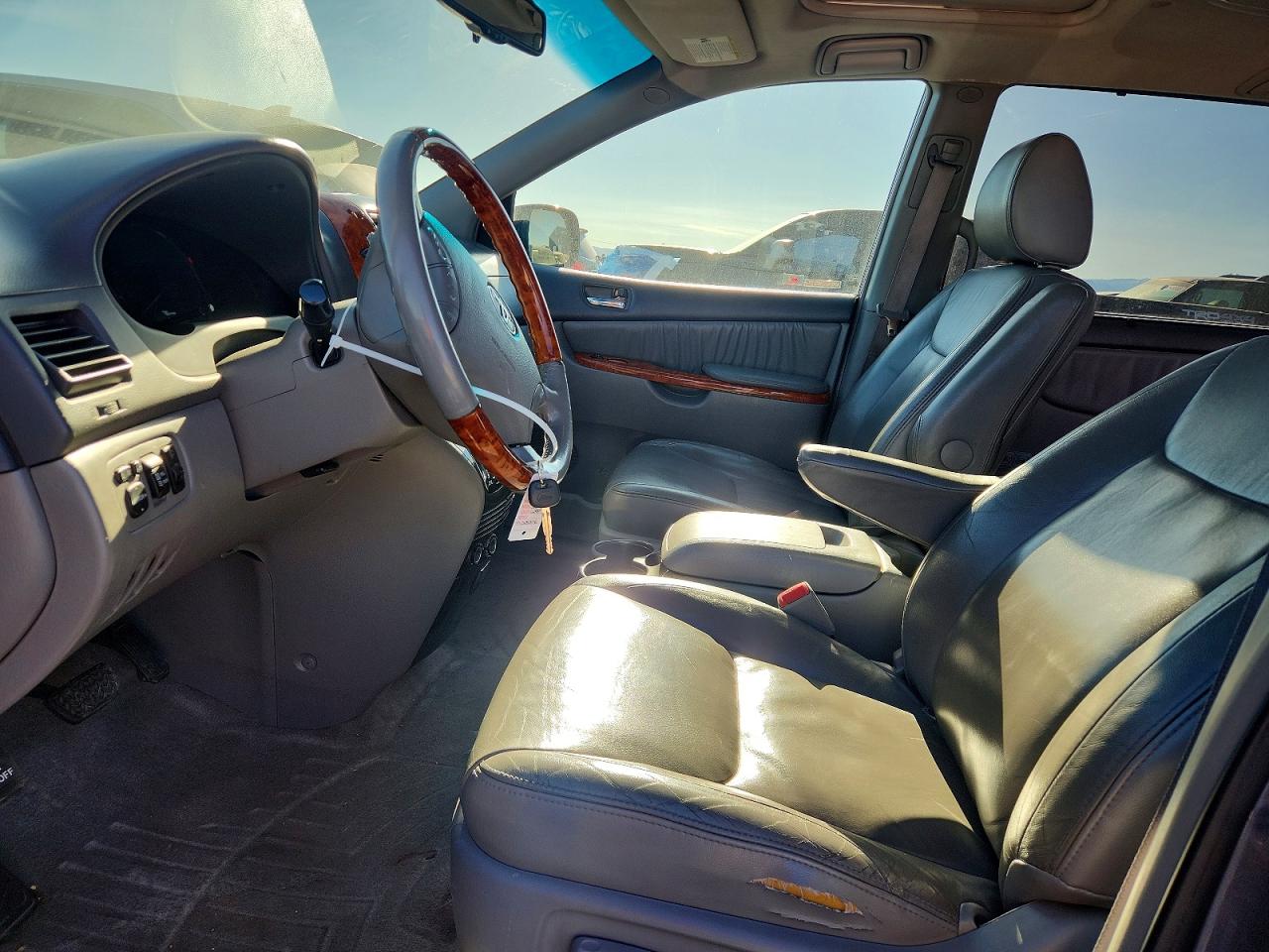 2009 TOYOTA SIENNA