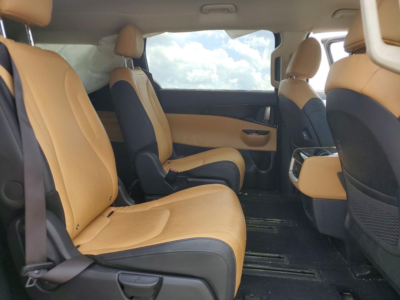 2024 KIA CARNIVAL E