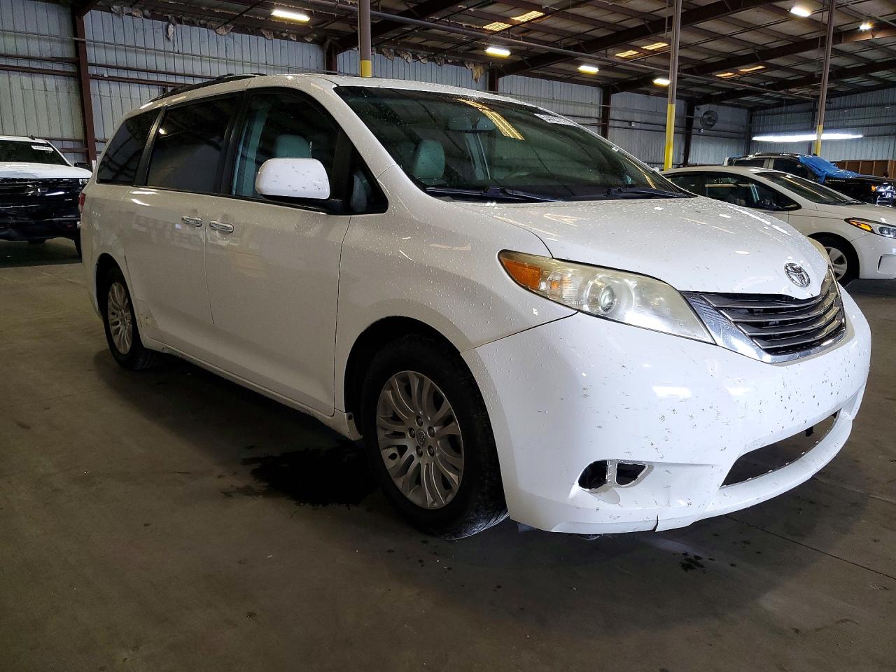 2012 TOYOTA SIENNA