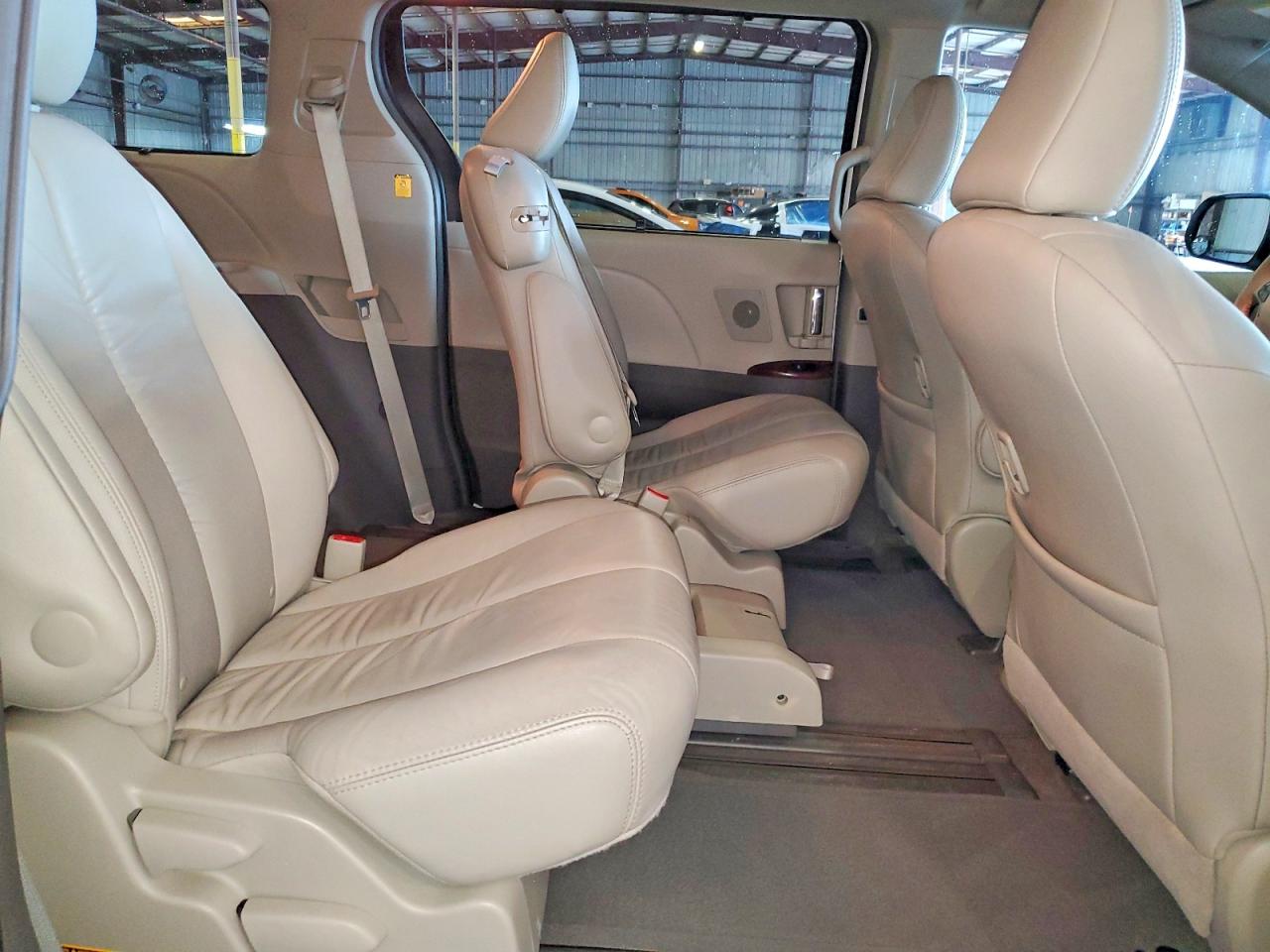 2012 TOYOTA SIENNA