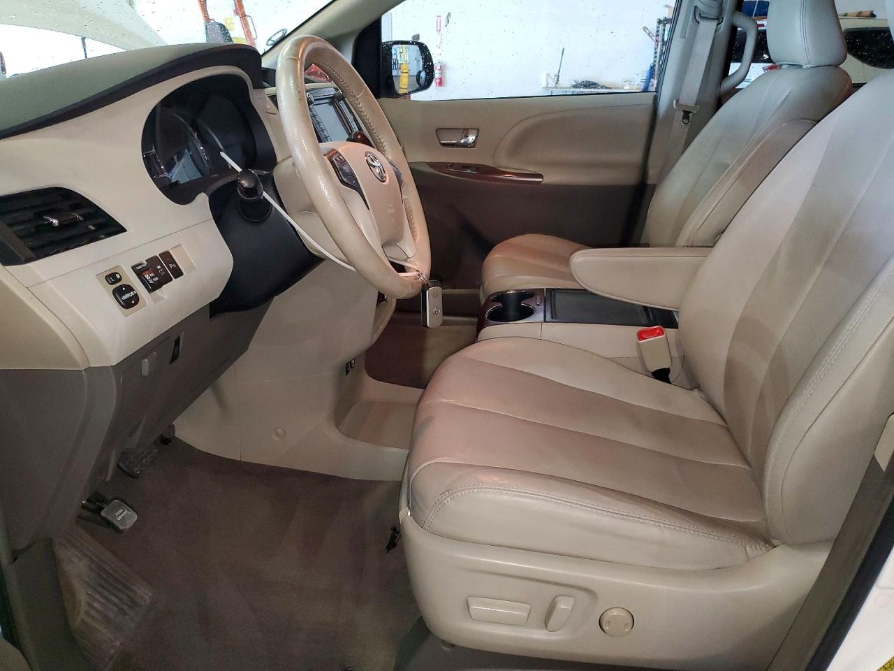 2012 TOYOTA SIENNA