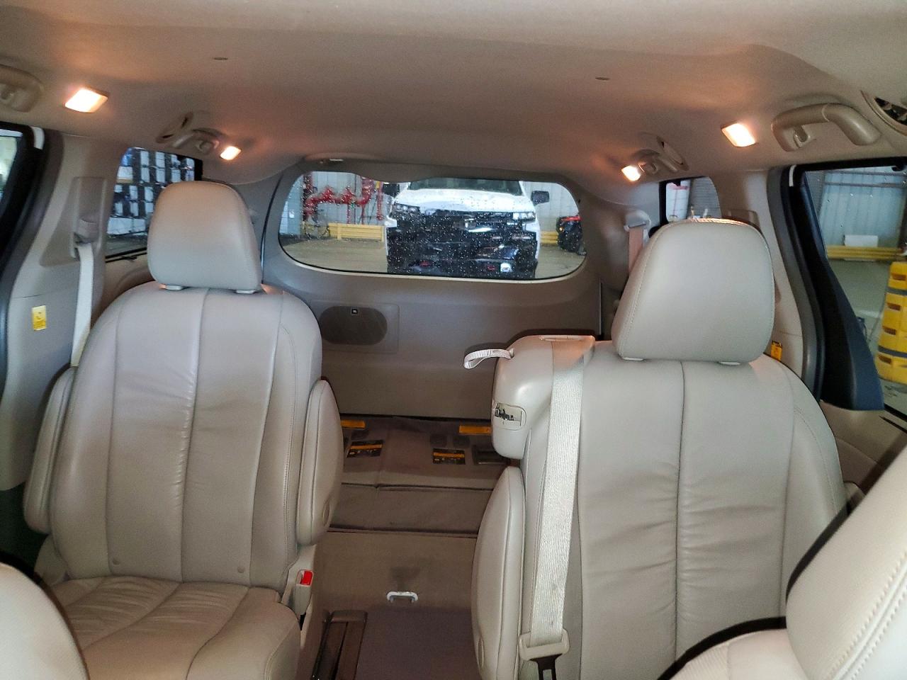 2012 TOYOTA SIENNA