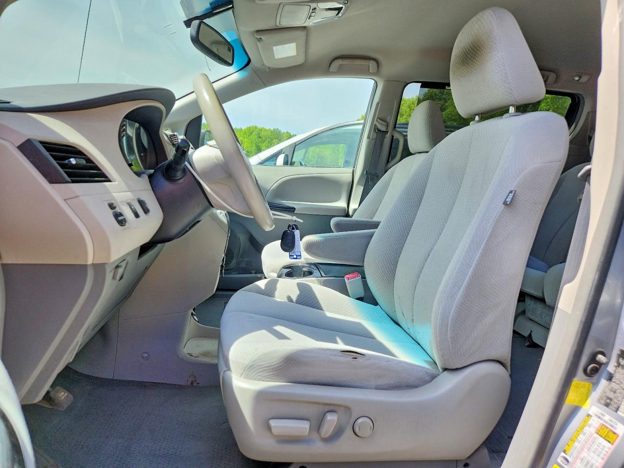 2012 TOYOTA SIENNA