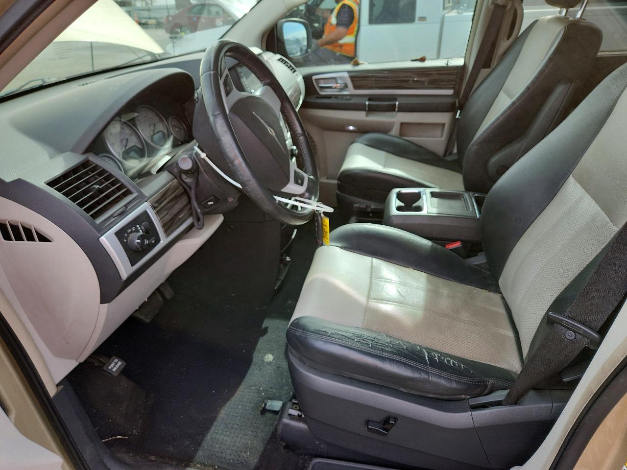 2010 CHRYSLER MINIVAN