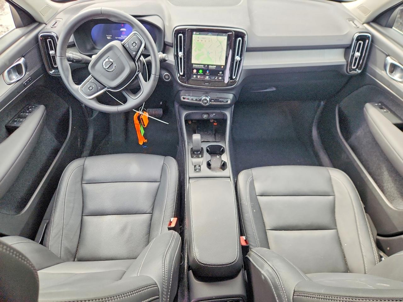 2025 VOLVO XC40