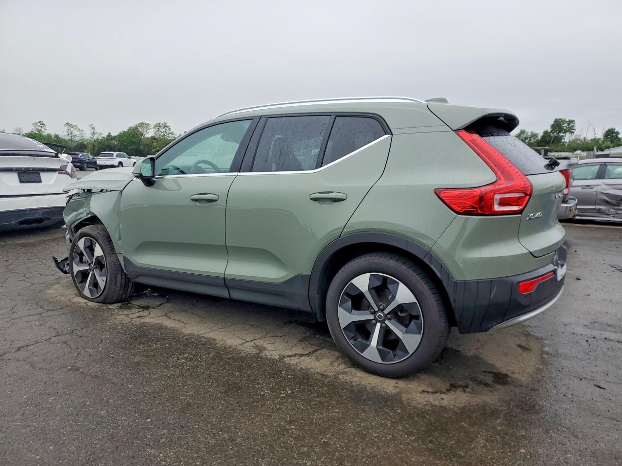 2025 VOLVO XC40