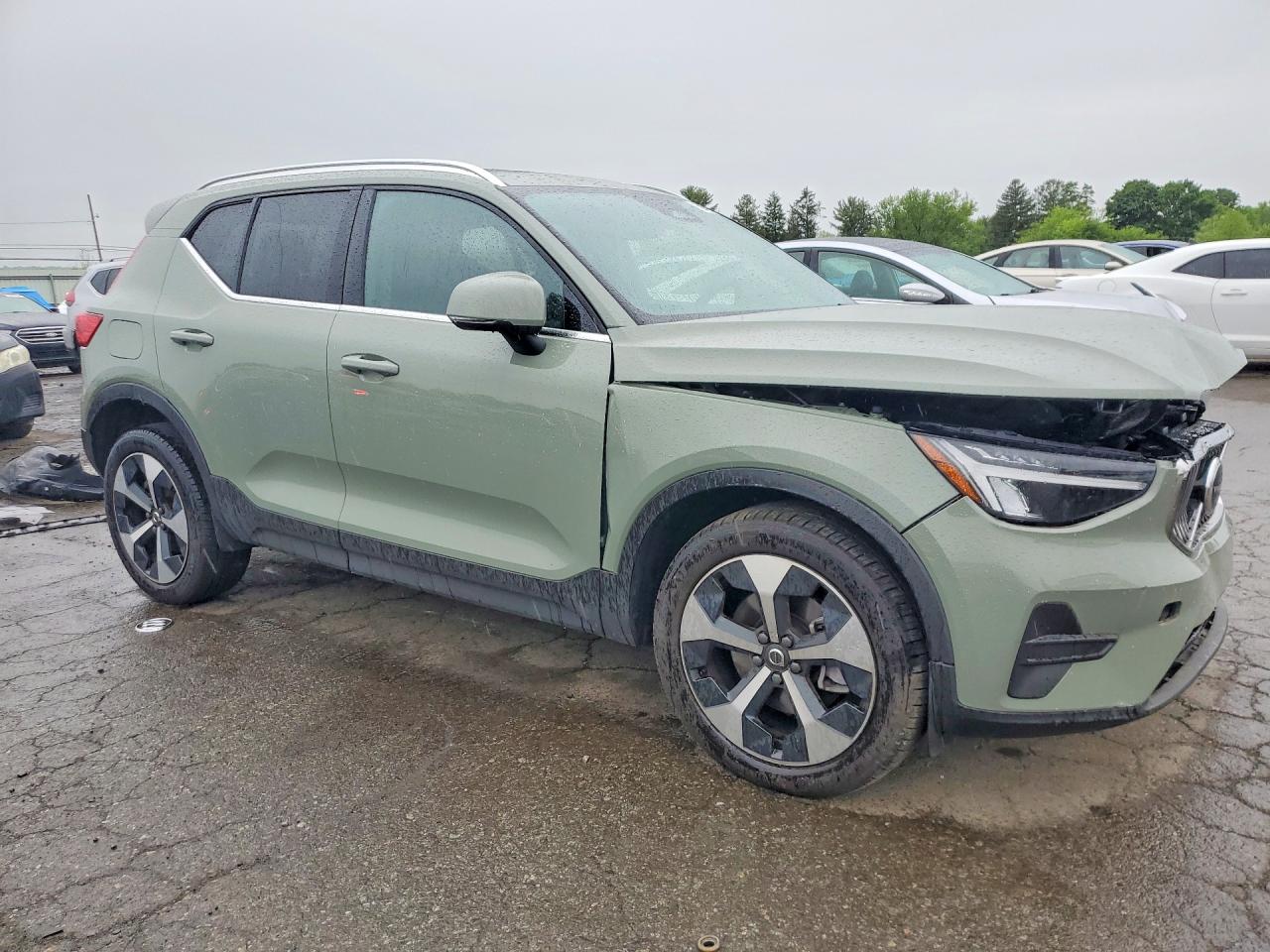2025 VOLVO XC40
