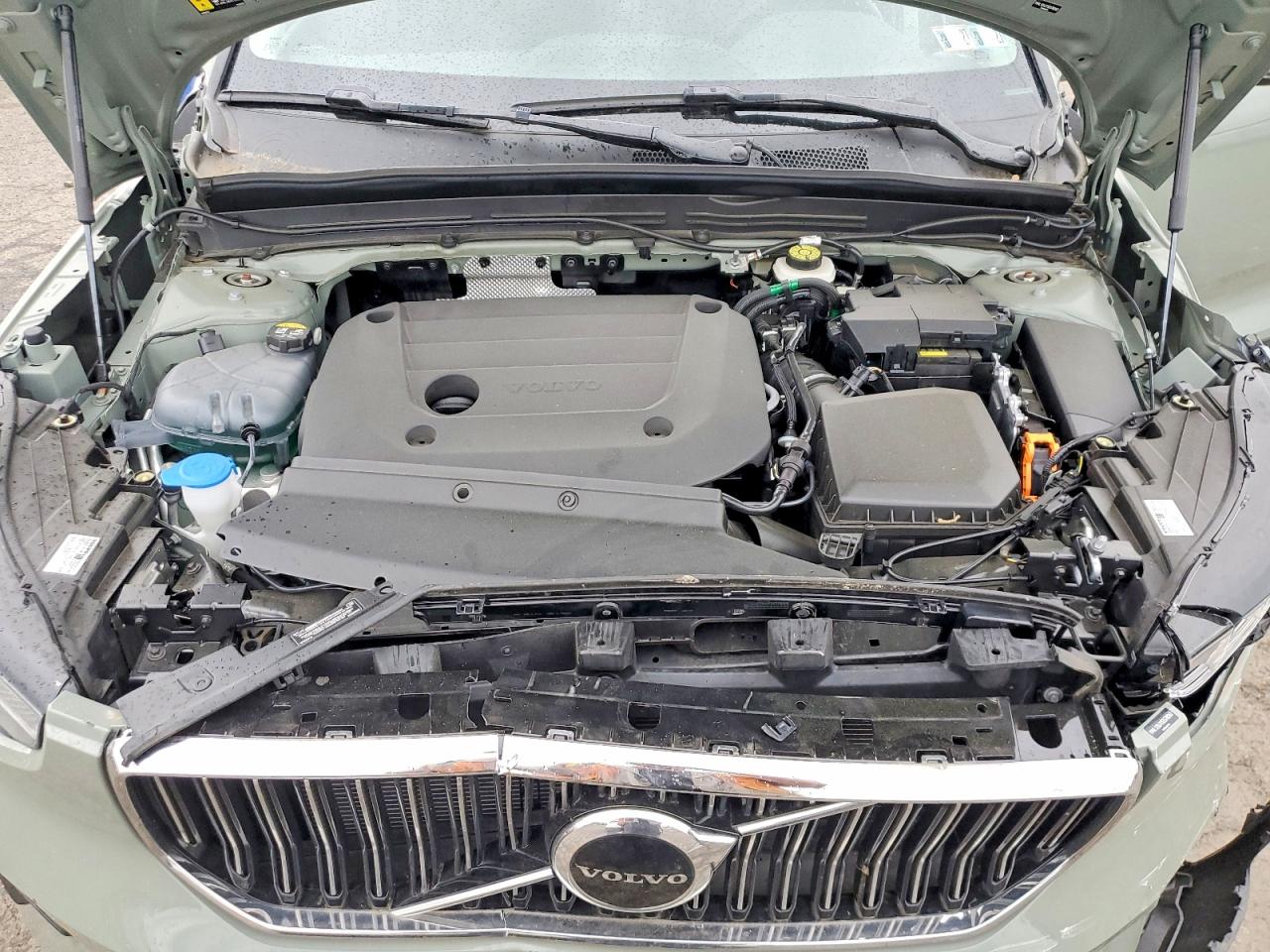 2025 VOLVO XC40