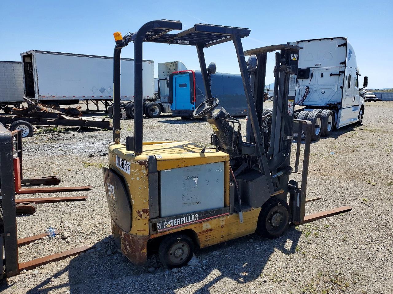 2002 CATERILLAR FORKLIFT
