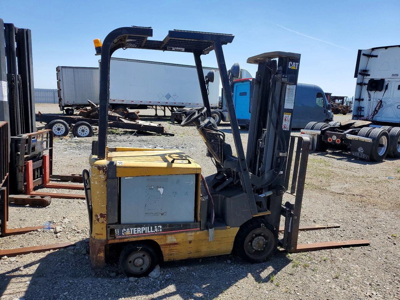 2002 CATERILLAR FORKLIFT
