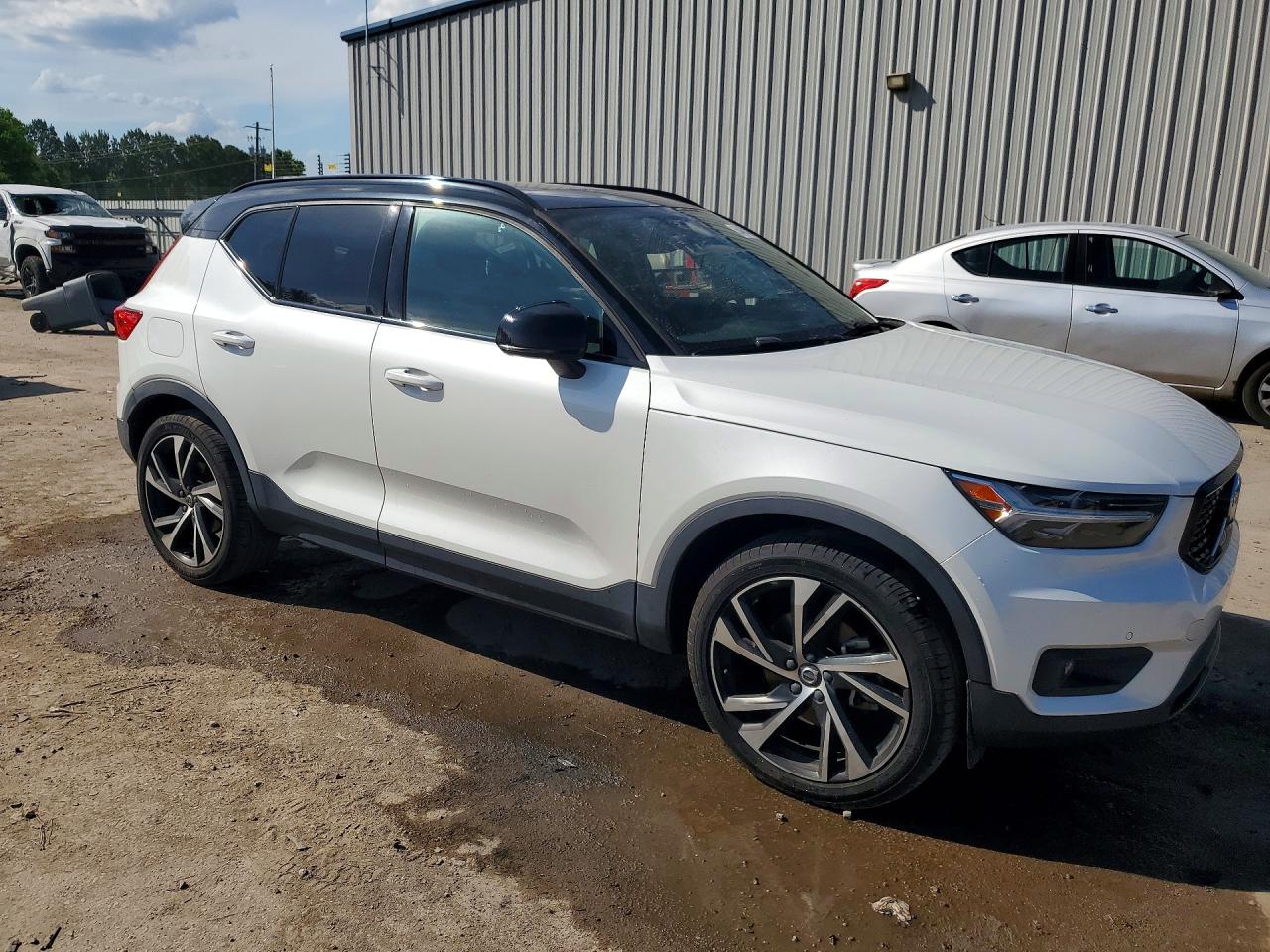 2021 VOLVO XC40