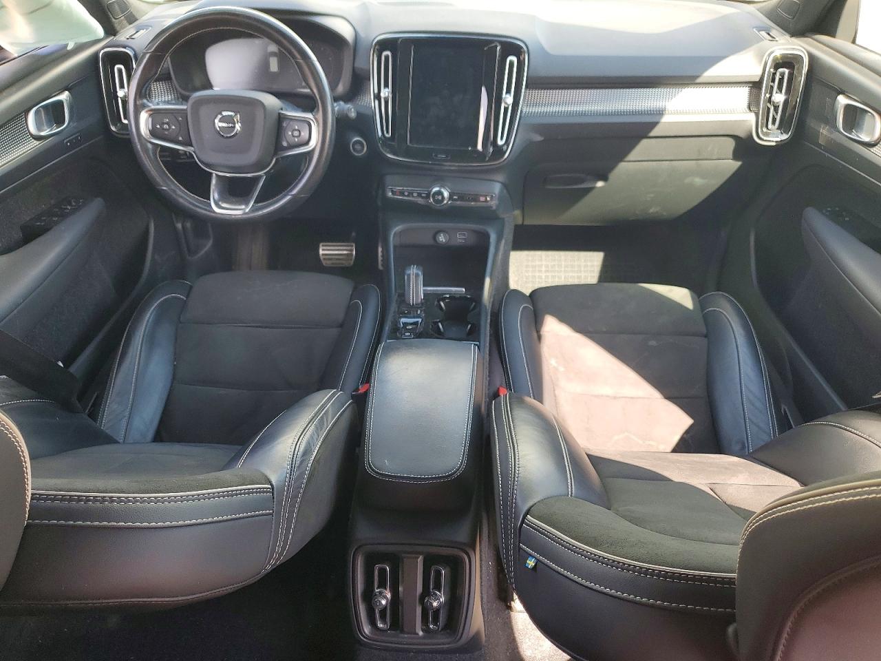 2021 VOLVO XC40