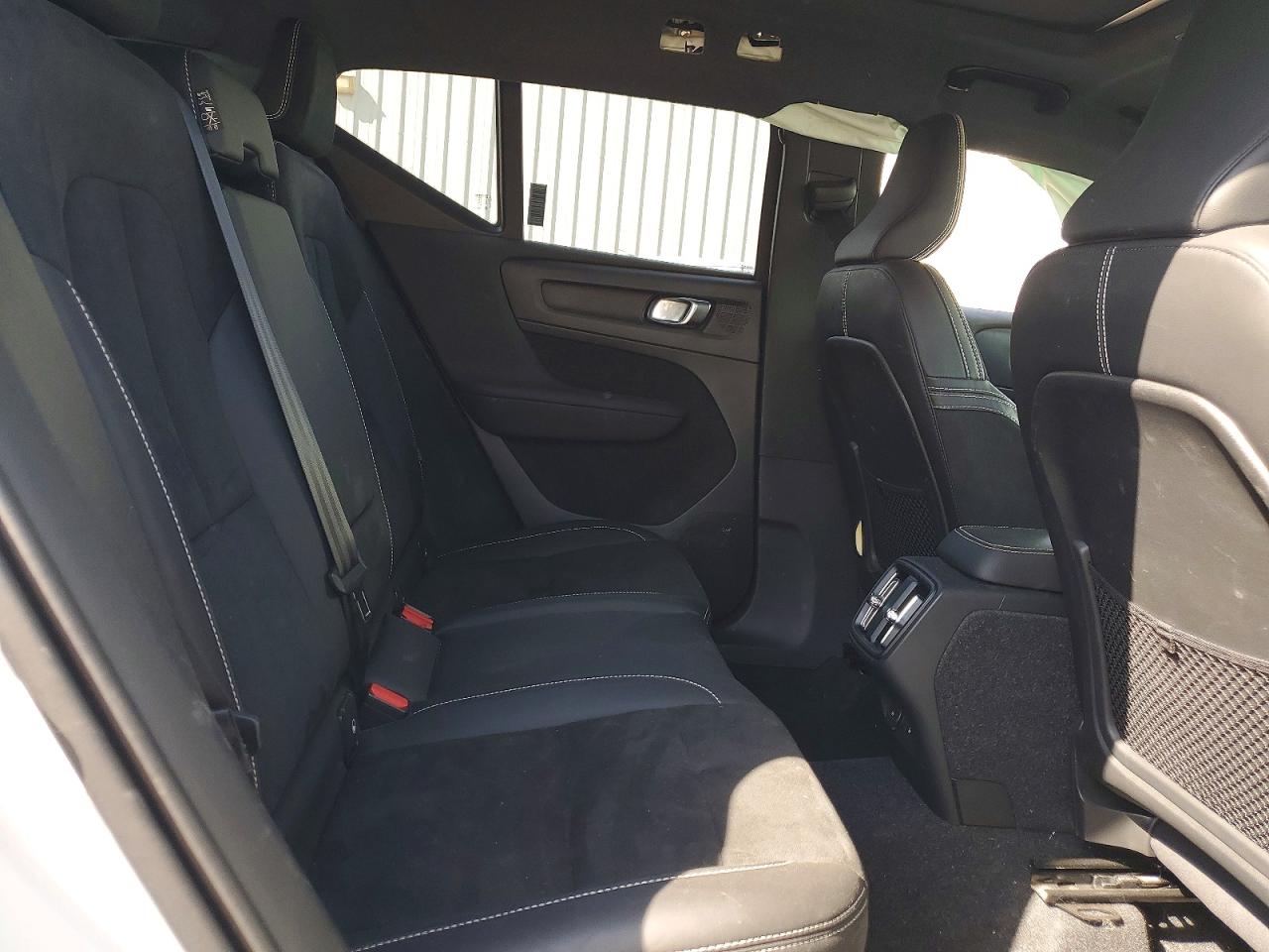 2021 VOLVO XC40