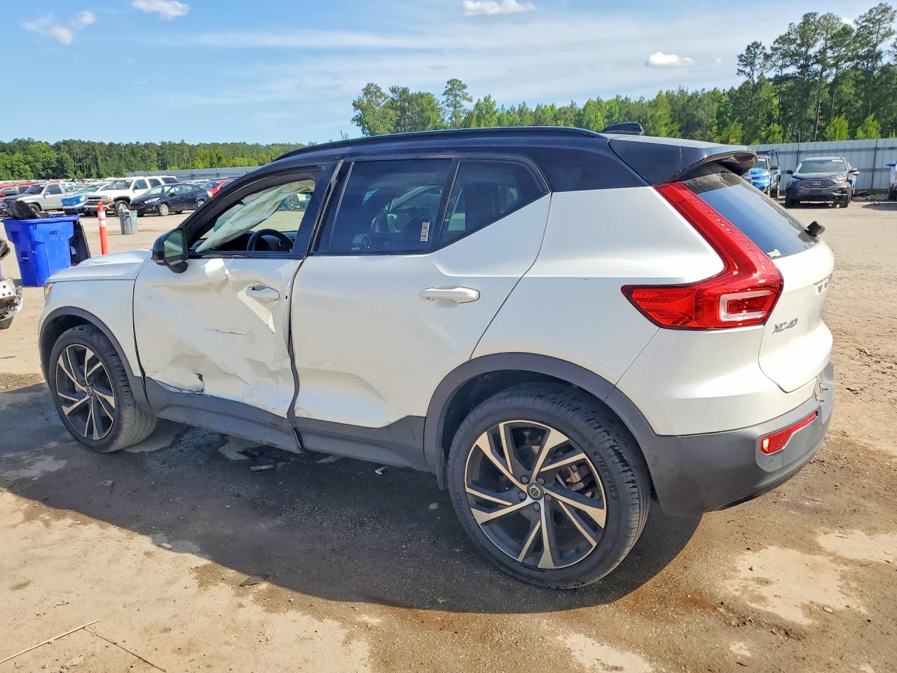 2021 VOLVO XC40