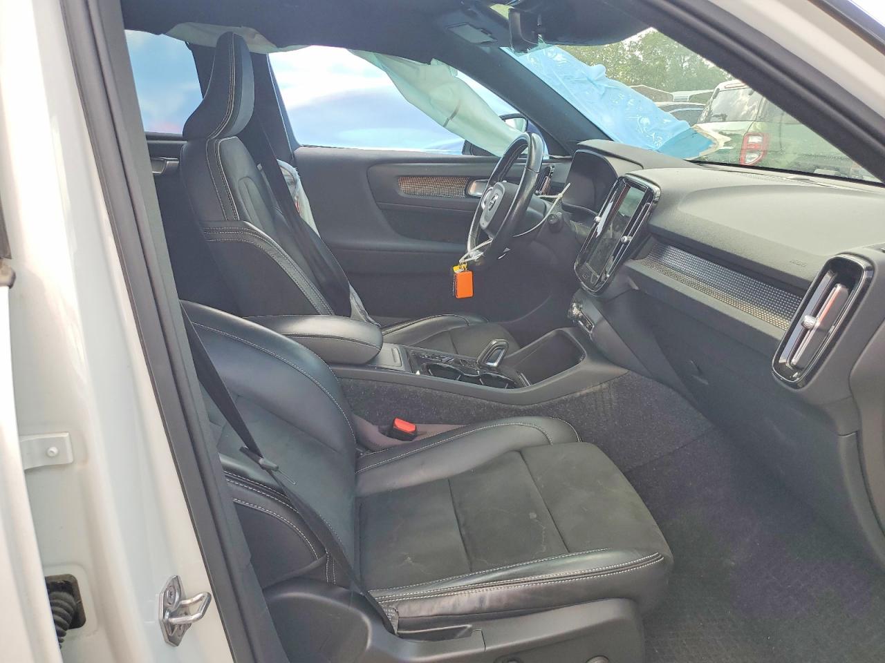 2021 VOLVO XC40