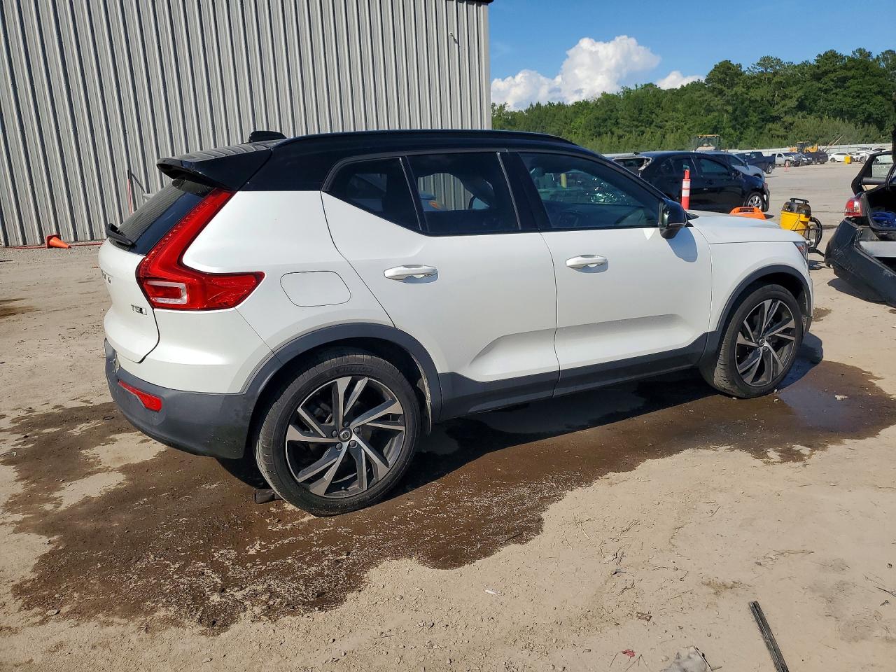 2021 VOLVO XC40