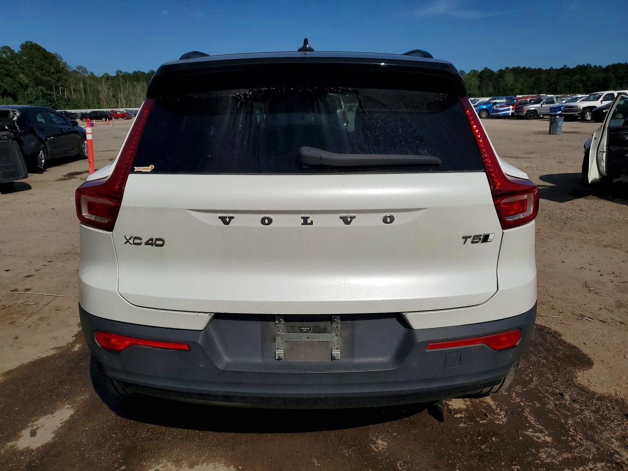 2021 VOLVO XC40