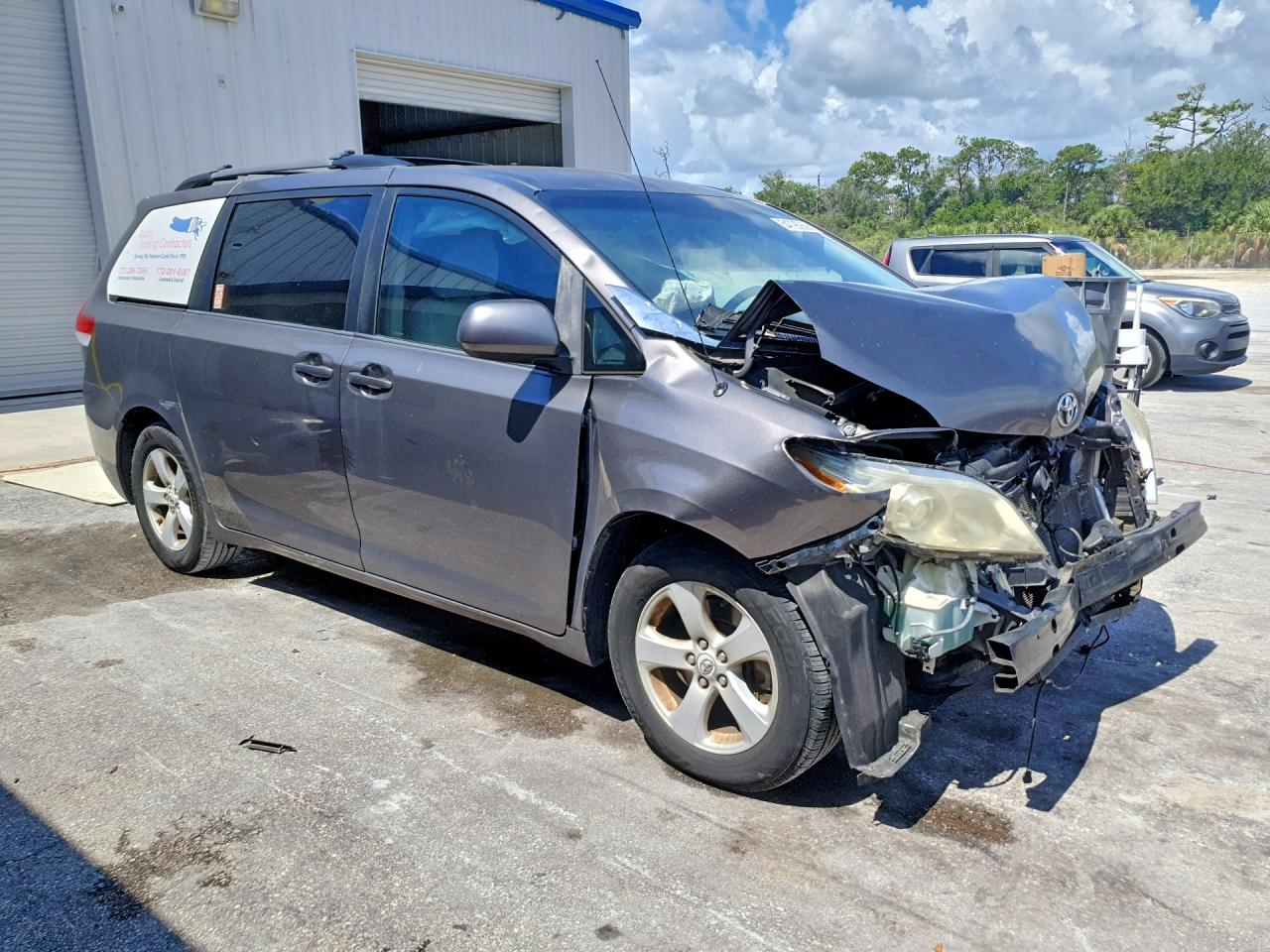 2011 TOYOTA SIENNA